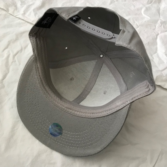 NWT STUSSY Snapback Cap Hat Flat Brim Grey White Unisex - Picture 5 of 10